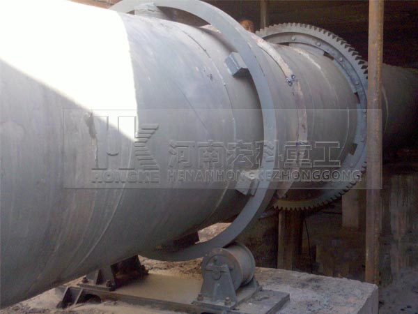 新疆哈密雙段陶?；剞D(zhuǎn)窯生產(chǎn)現(xiàn)場